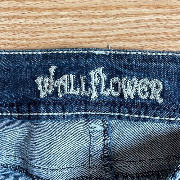 Wallflower Juniors size 3 Bling Straight Leg Jean - Picture 3 of 4